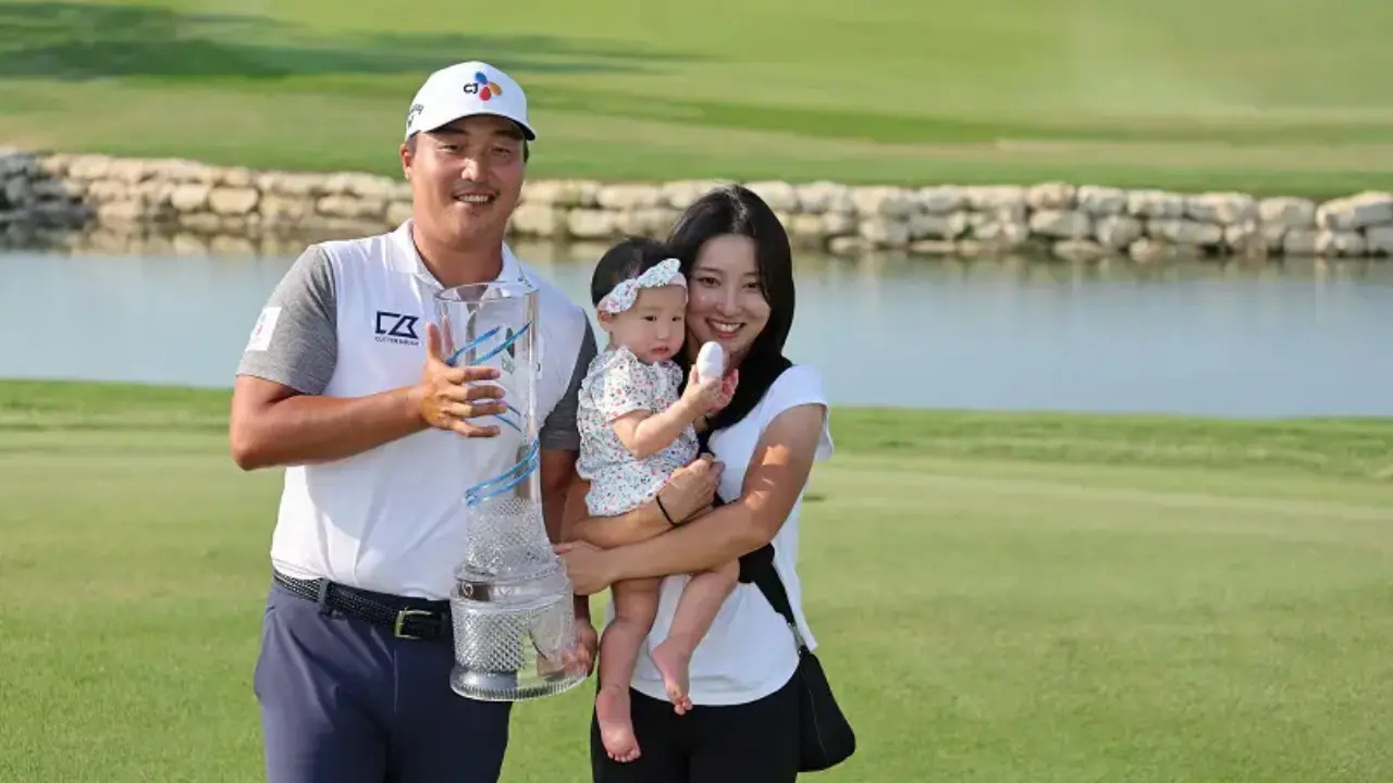 K. H. Lee is married to Joo Yeon Yu