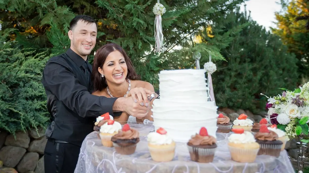 Julian Erosa is married to Alaina Erosa.