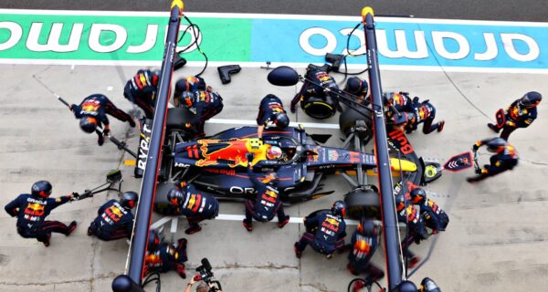 F1 pit crew members