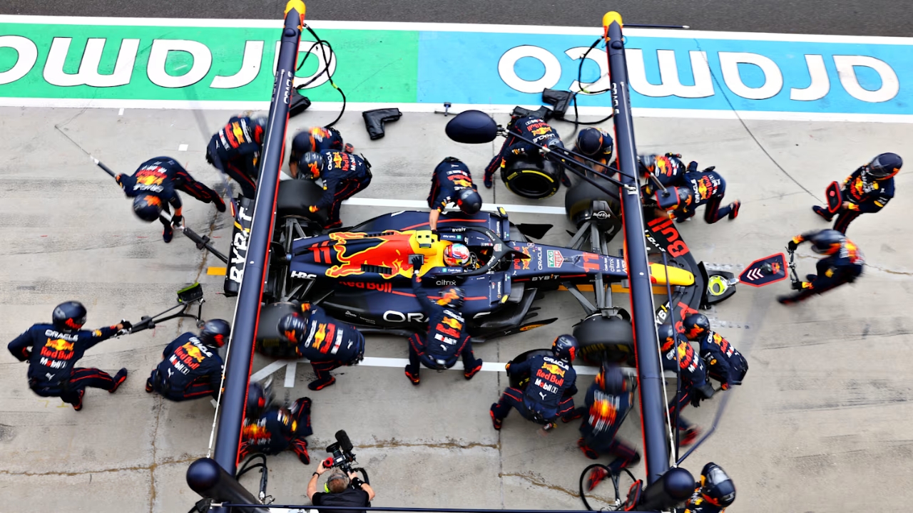 F1 pit crew members