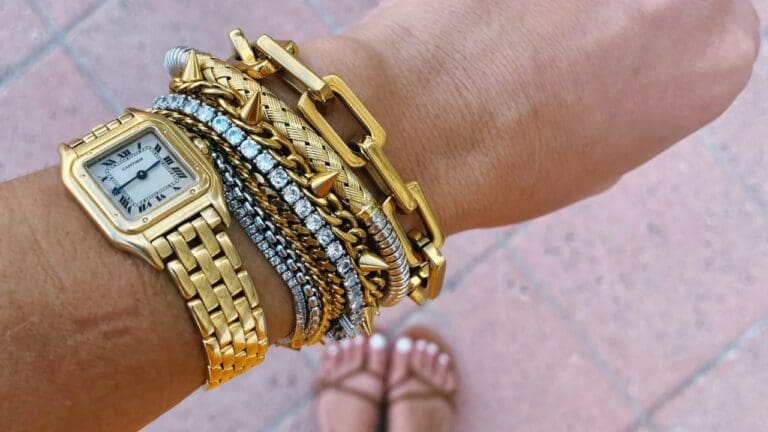 How to Wear a Tennis Bracelet With a Watch