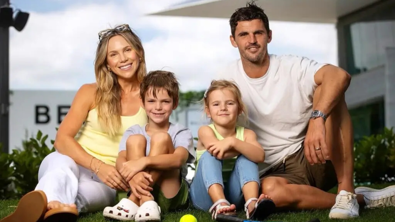 Scott Pendlebury is married to Alex Pendlebury (née Davis)