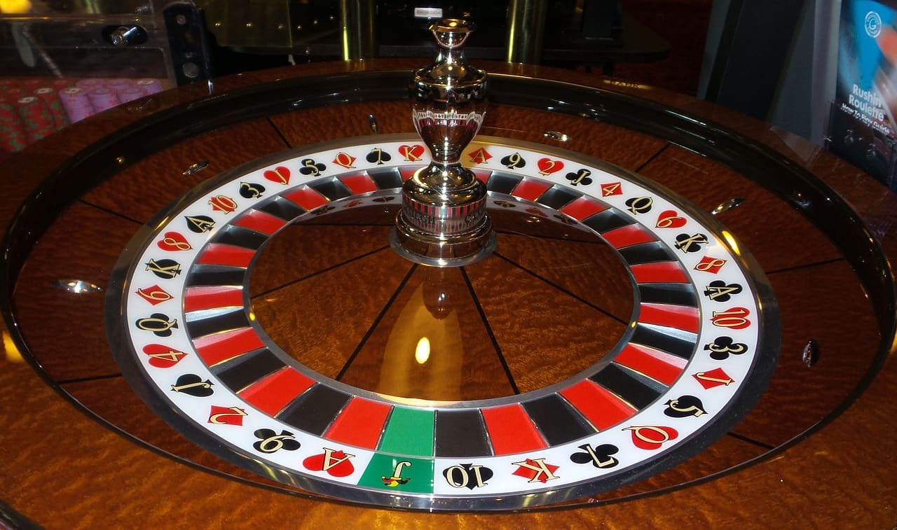 Pros and Cons of Playing Roulette Online vs In-Person