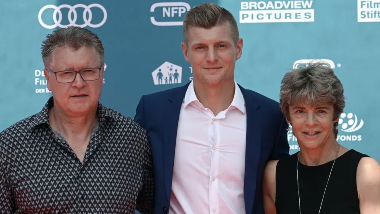 Roland Kroos is married to Birgit Kämmer.