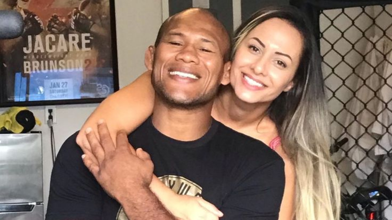 Ronaldo Souza is married to Larissa Carvalho