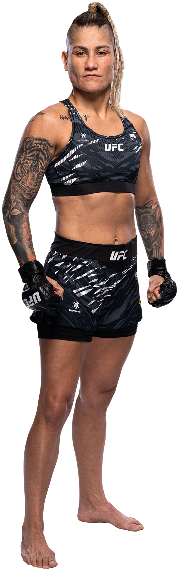 Priscila Cachoeira full-body stance